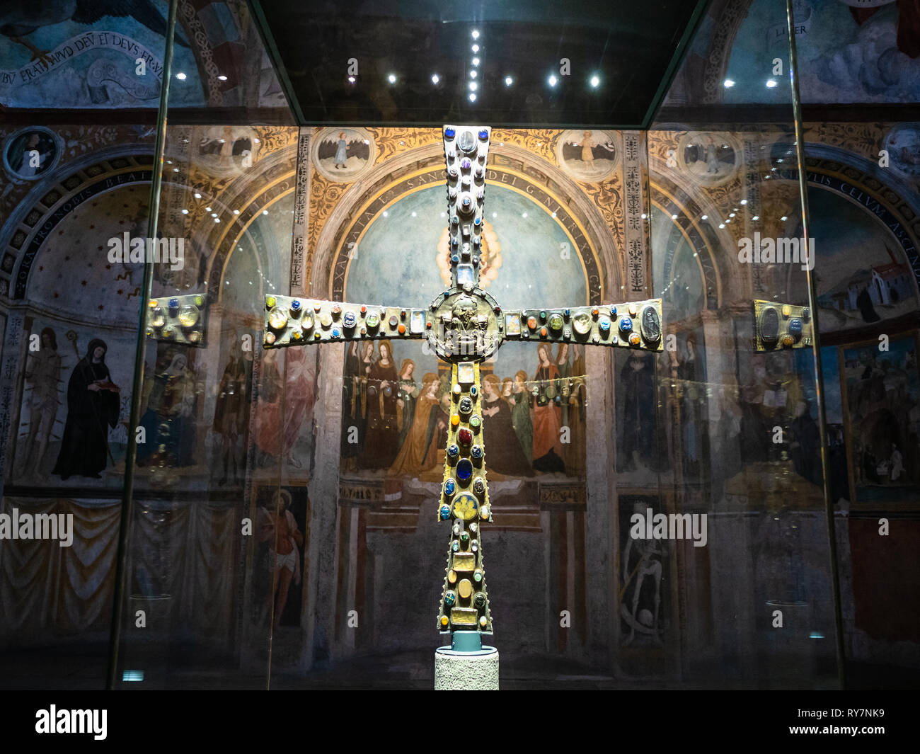 BRESCIA, ITALIE - février 21, 2019 : le décor du hall supérieur de l'église Santa Maria in Solario en monastère Santa Giulia. Santa Giulia inscrit sur liste des Banque D'Images