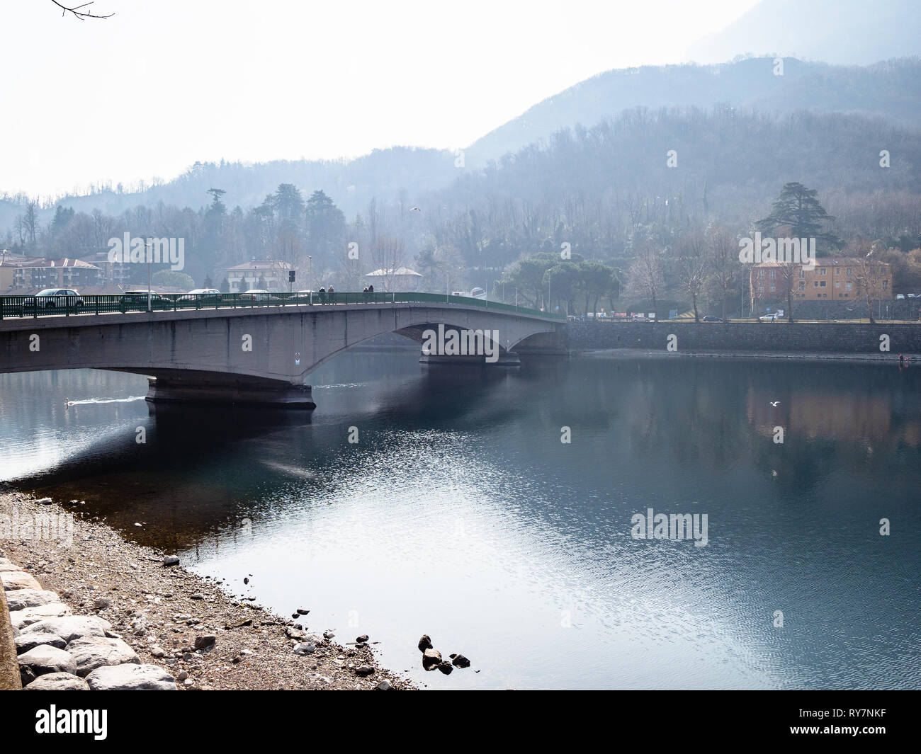 Voyage d'Italie - Ponte John Fitzgerald Kennedy à travers le lac de Côme, Lombardie Lecco en ville Banque D'Images