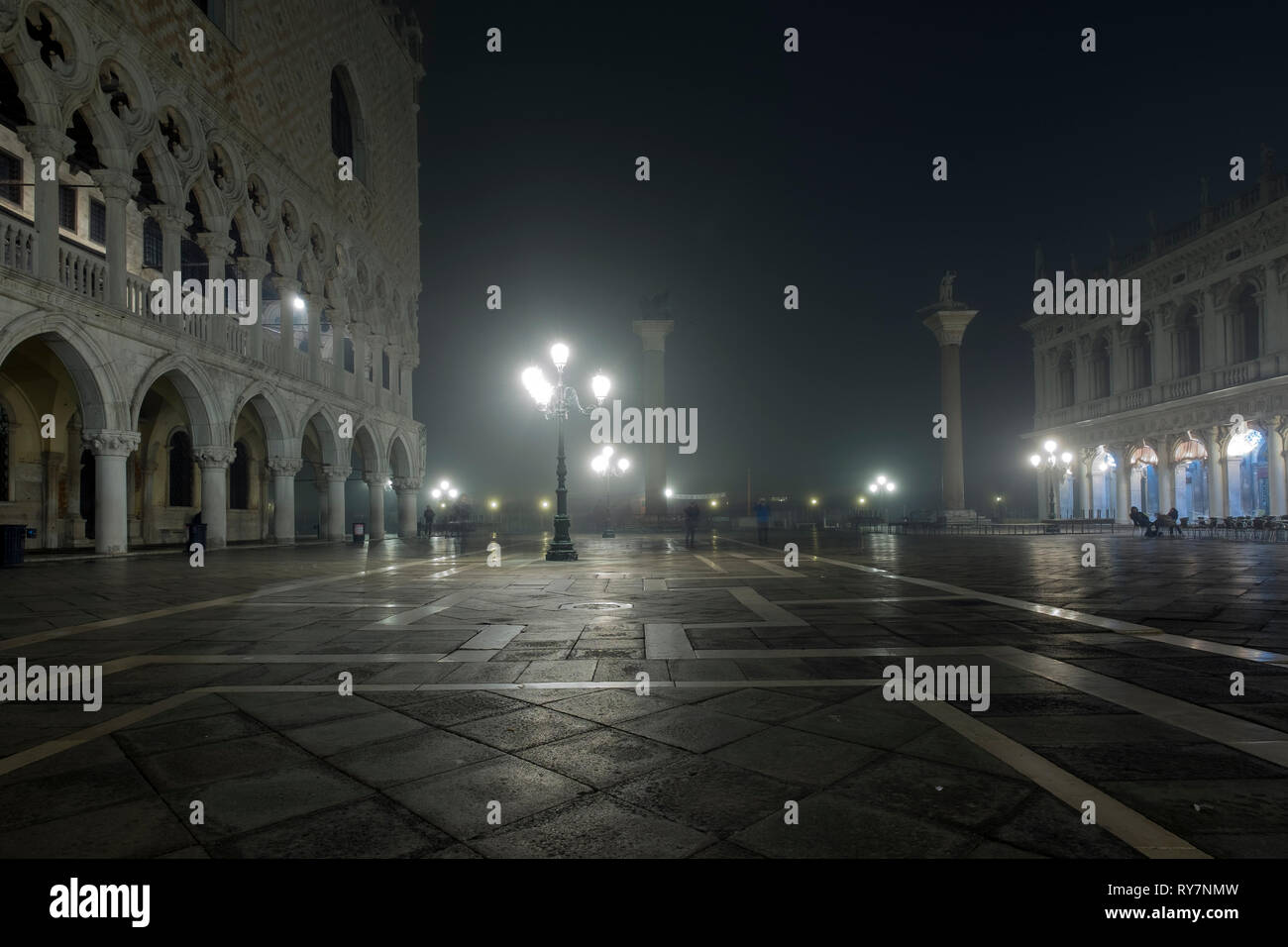 Le brouillard à Venise, photo de nuit Banque D'Images