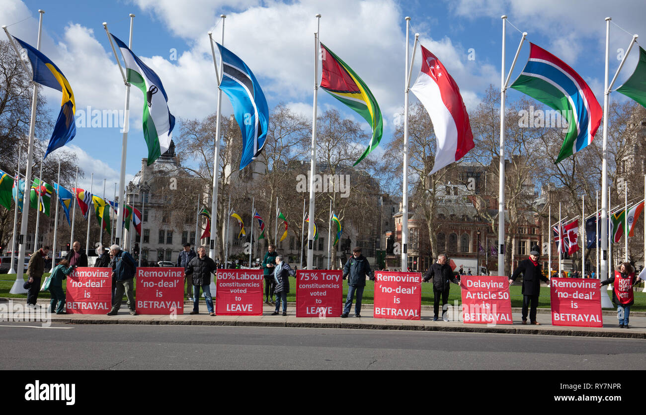 Les militants pro Brexit avec de grands panneaux de protestation contre l'Brexit les négociations sur la place du Parlement, Londres, UK Banque D'Images