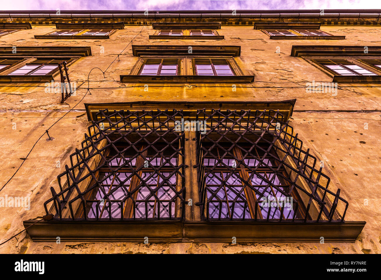 Château Chateau Bucovice Low Angle Vue rapprochée des fenêtres de façade Banque D'Images