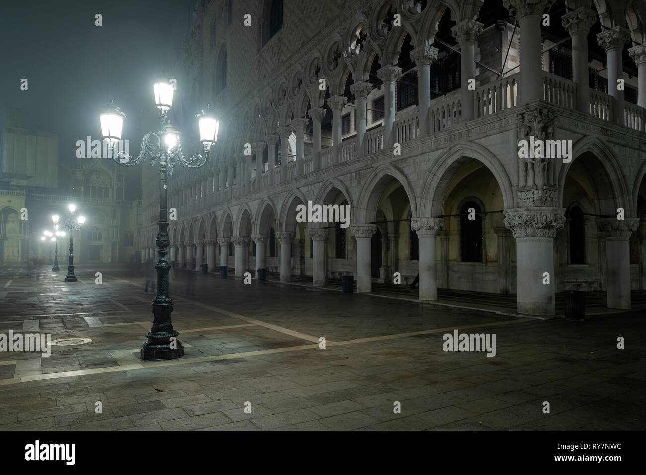 Le brouillard à Venise, photo de nuit Banque D'Images