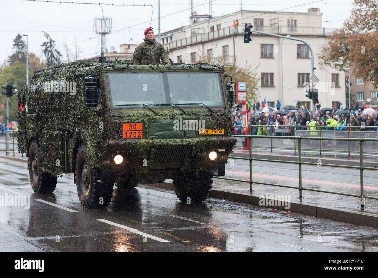 Rue européenne, Prague-October 28, 2018 : Des soldats de l'armée tchèque sont équitation tank truck sur défilé militaire le 28 octobre 2018 à Prague, Banque D'Images