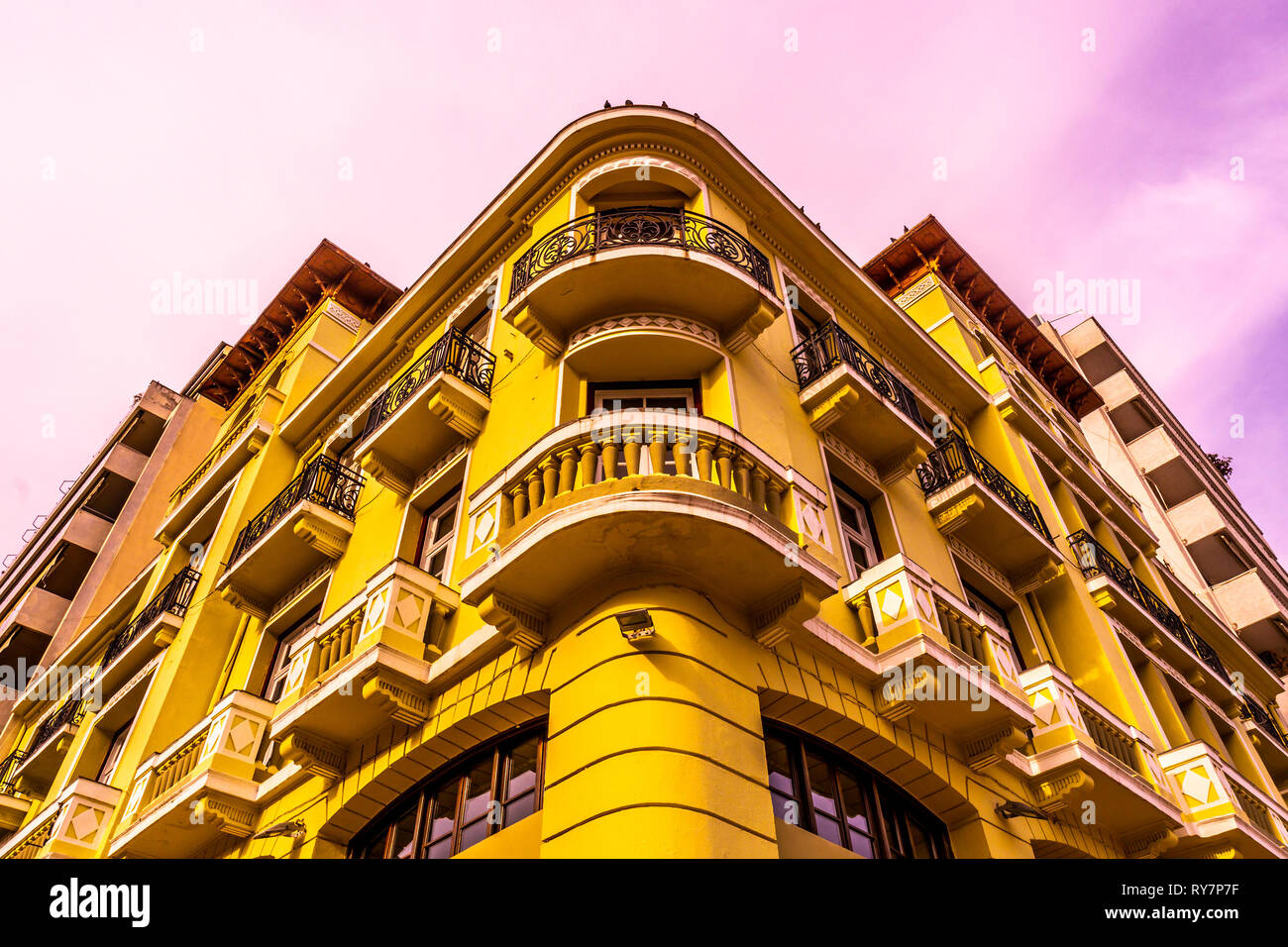 De couleur jaune, Thessalonique Corner Street Building Low Angle View Banque D'Images