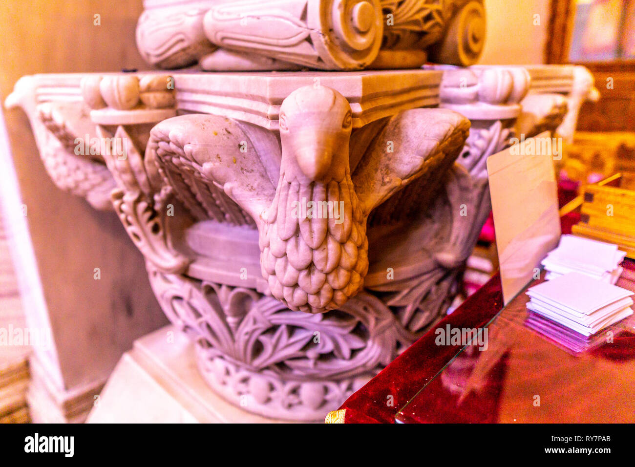 Thessaloniki Hagios Demetrios Sculpture Pigeon Gros plan de la cathédrale de la capitale d'une colonne de secours Banque D'Images