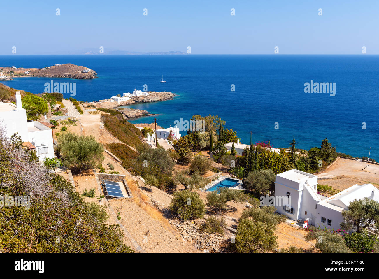 Vue du sud-est de la côte de Sifnos avec Chrisopigi monastère en arrière-plan. Les Cyclades, Mer Égée, Grèce, Europe Banque D'Images