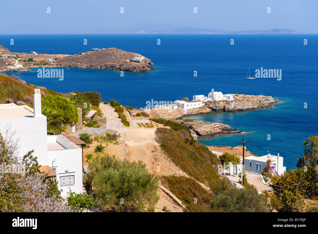 Avis de Chrisopigi monastère sur la côte sud-est de Sifnos. Les Cyclades, Mer Égée, Grèce, Europe Banque D'Images