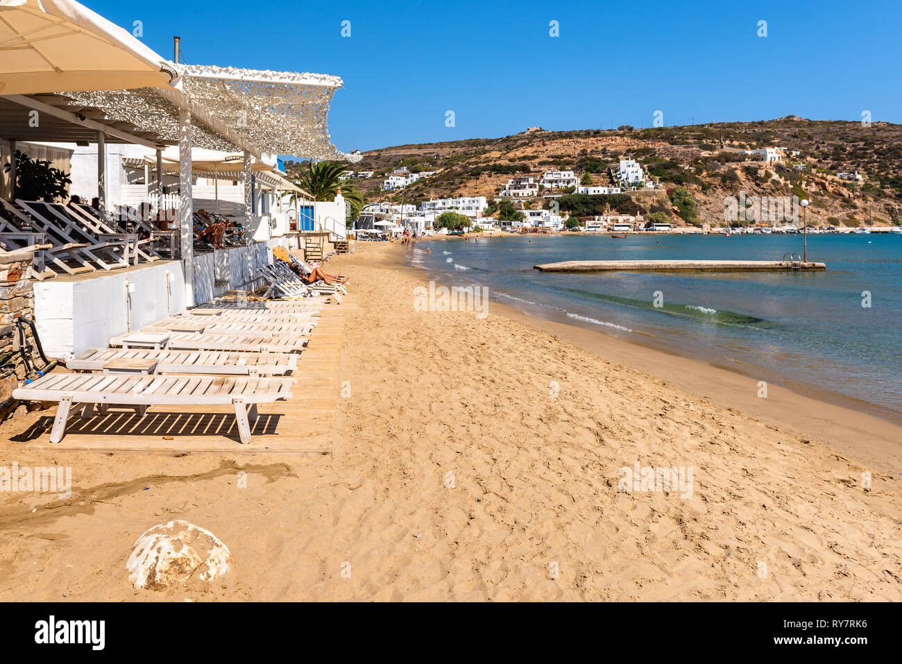 SIFNOS, GRÈCE - 11 septembre 2018 : plage de sable de Platis Gialos village situé au côté sud de Sifnos. Cyclades, Grèce Banque D'Images