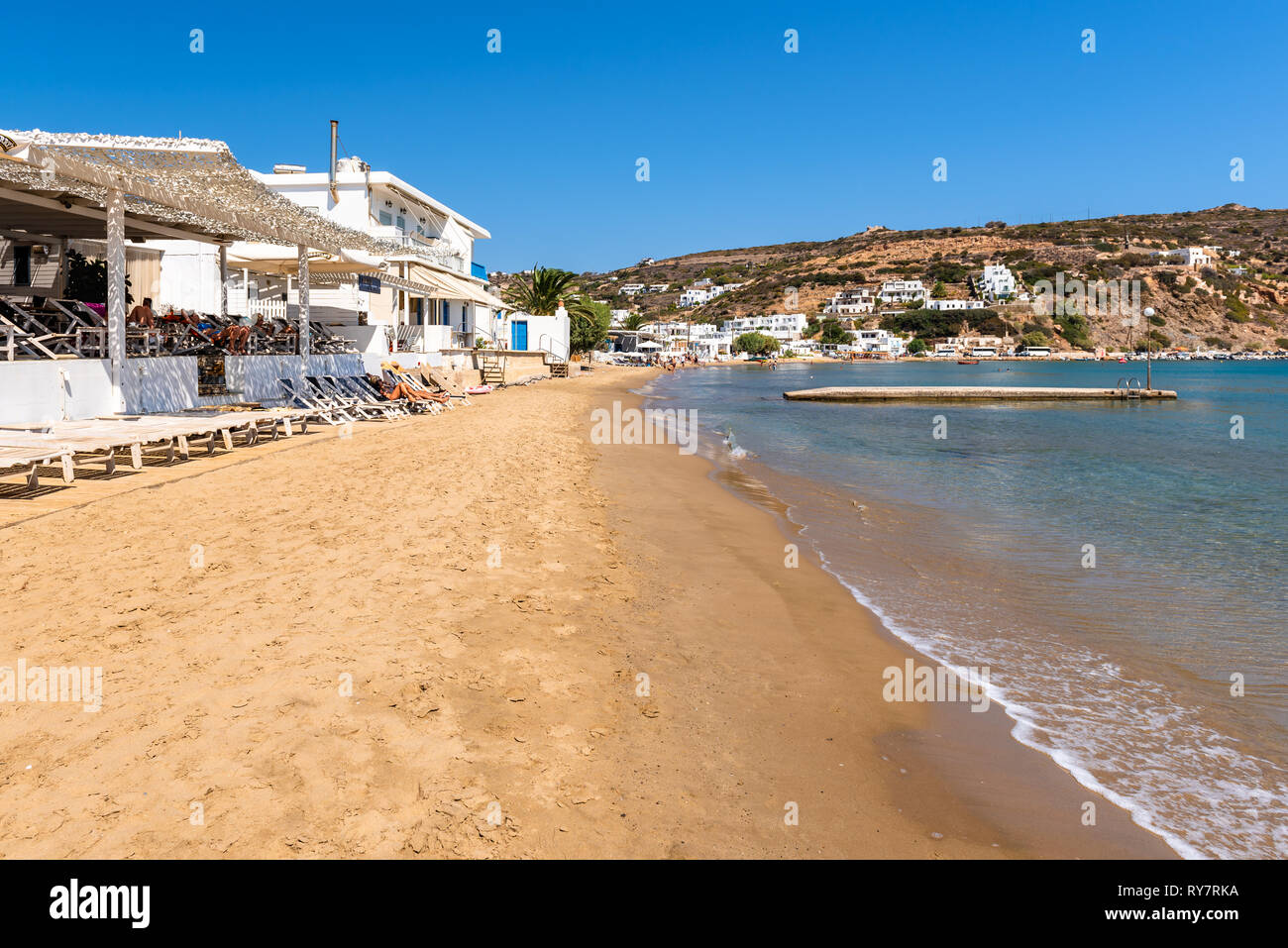 SIFNOS, GRÈCE - 11 septembre 2018 : plage de sable de Platis Gialos village situé au côté sud de Sifnos. Cyclades, Grèce Banque D'Images