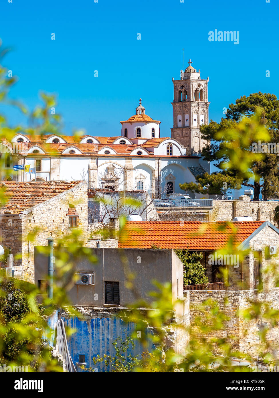 Vue imprenable sur la vallée de destination touristique célèbre de Pano Lefkara village, Larnaca, Chypre connue de sol en céramique grecque orthodoxe et toits de maison Banque D'Images