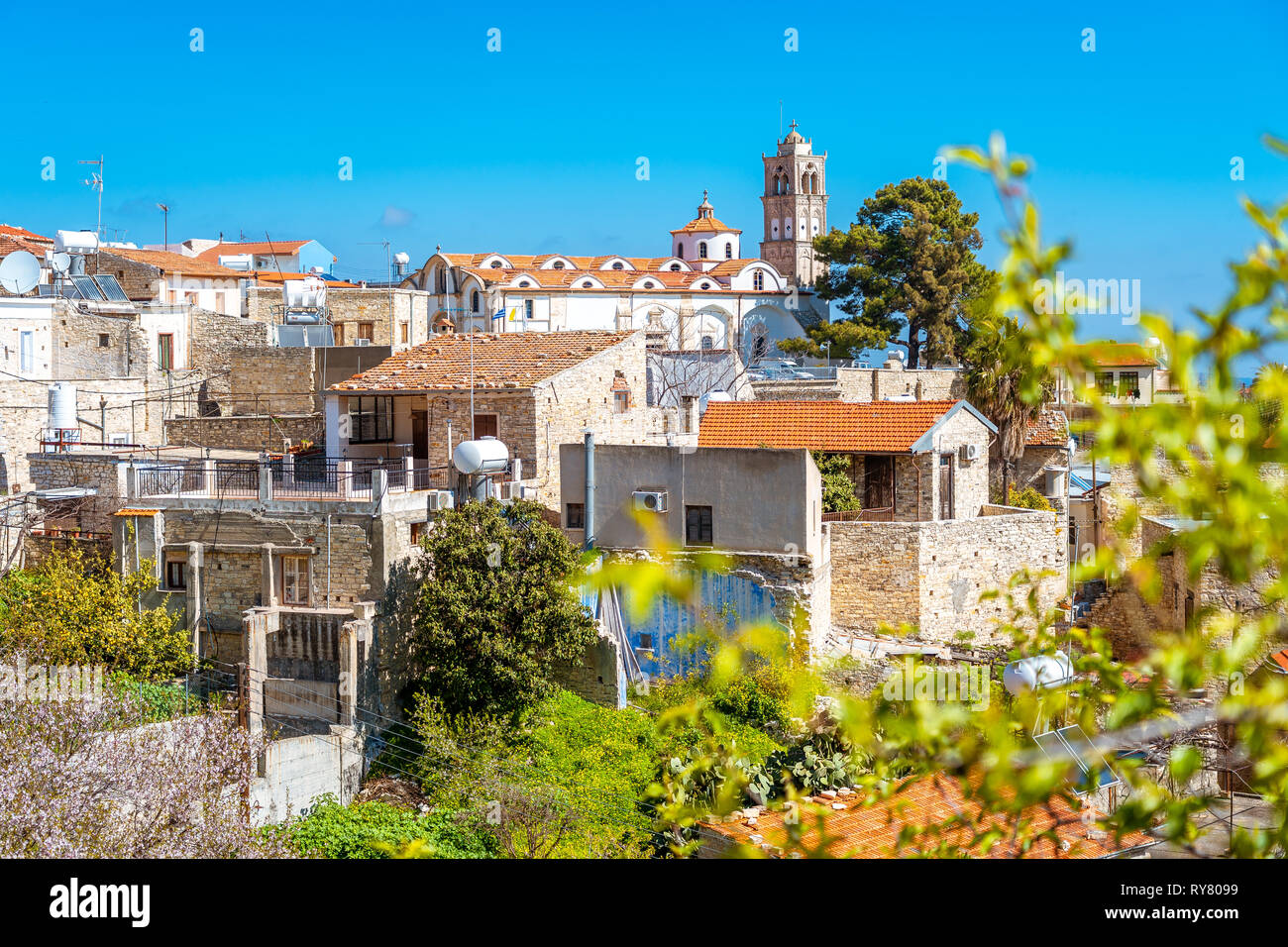 Vue imprenable sur la vallée de destination touristique célèbre de Pano Lefkara village, Larnaca, Chypre connue de sol en céramique grecque orthodoxe et toits de maison Banque D'Images