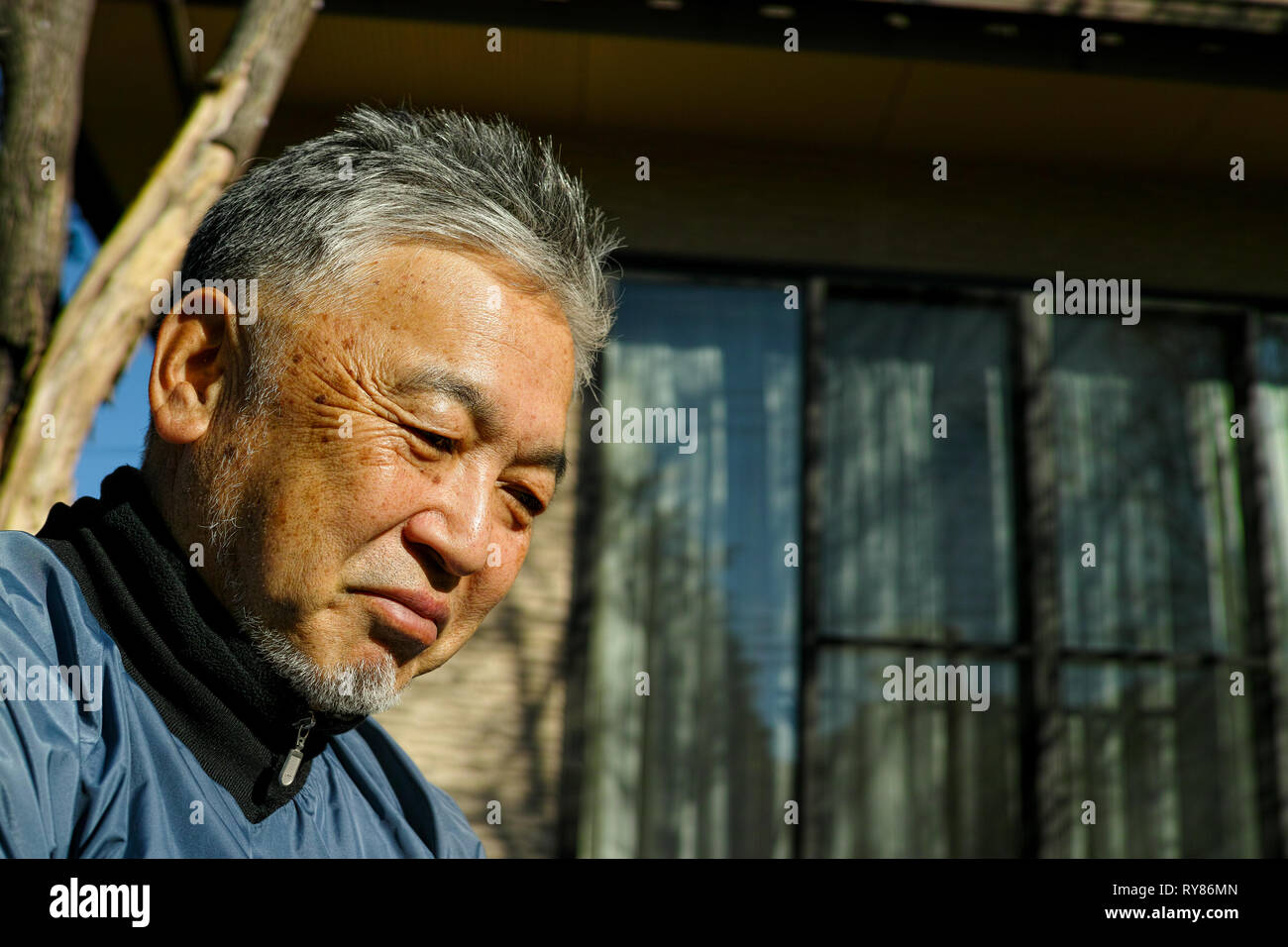 Un homme asiatique à la triste à l'extérieur. Banque D'Images