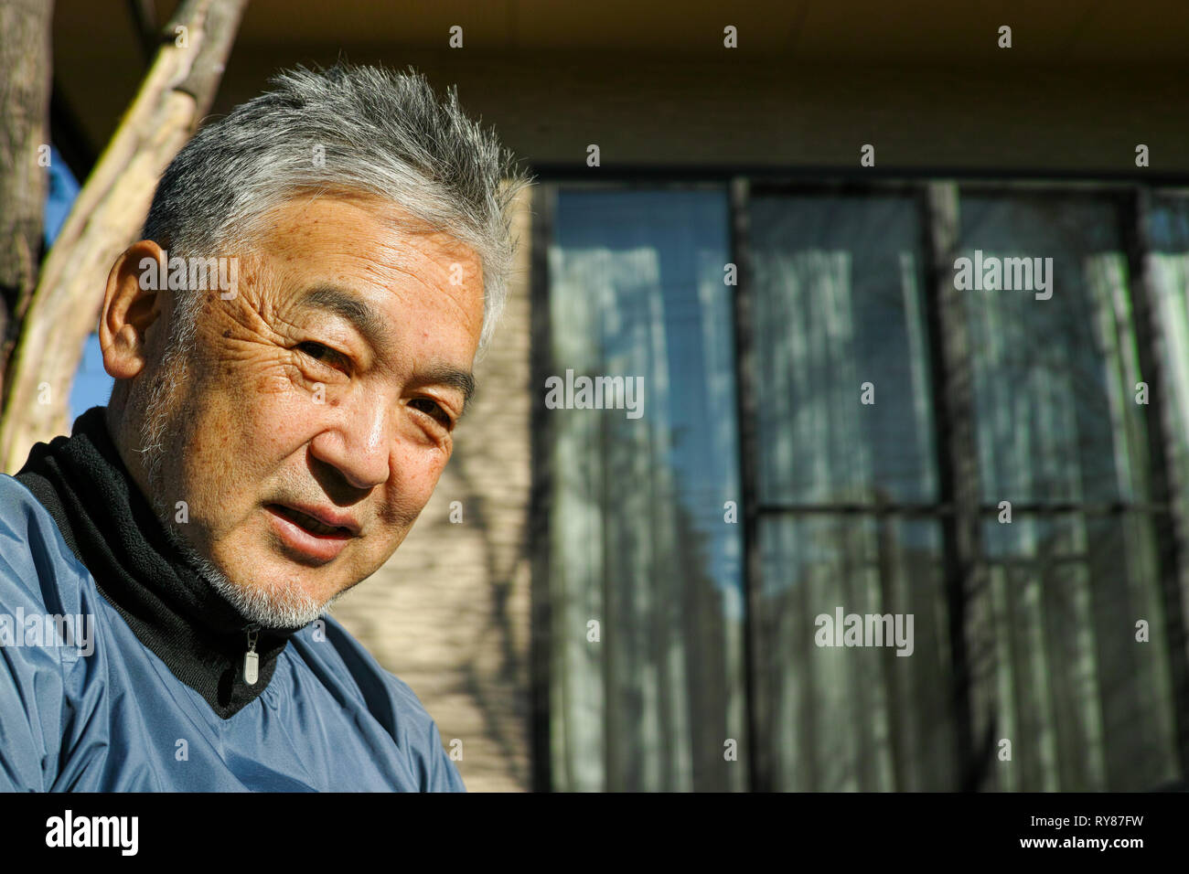 Un vieux Asian man smiling en regardant la caméra Banque D'Images