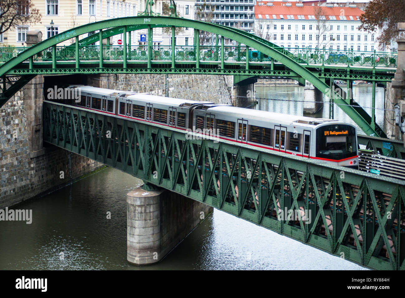 Pont en arc avec Zollamtssteg Zollamtsbrücke Truss Bridge et U-Bahn, Vienne, Autriche. Banque D'Images