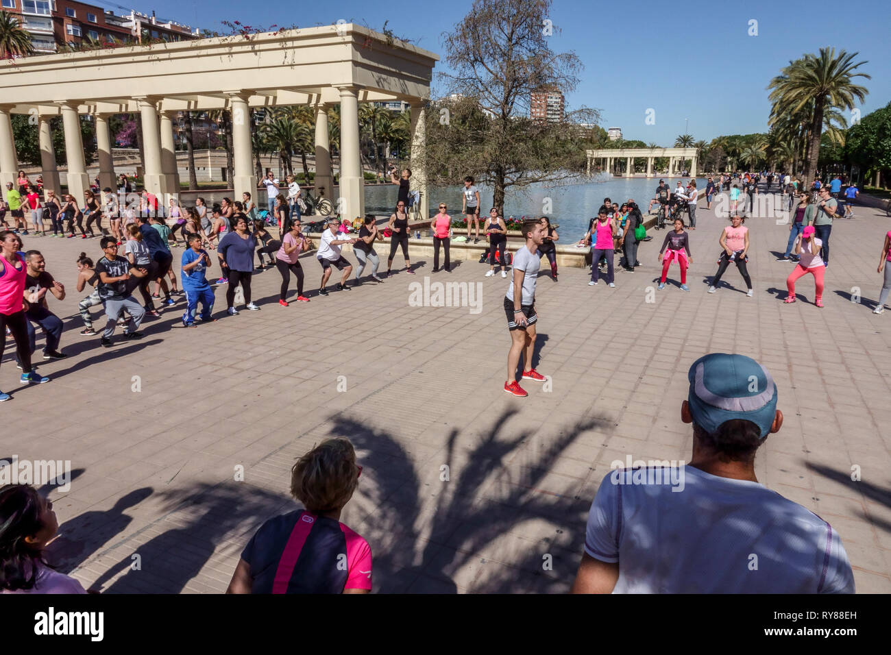 Valence les foules de personnes exercent leur corps à l'extérieur dans le parc Turia Valencia, en face du Palais de la musique, Espagne vie active Banque D'Images