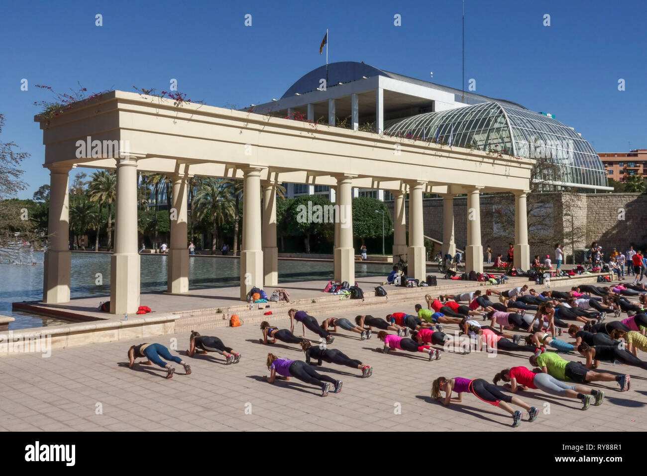 La foule exerce son corps à l'extérieur dans le parc de Valence Turia, en face du Palais de la musique, Valencia Espagne style de vie Banque D'Images