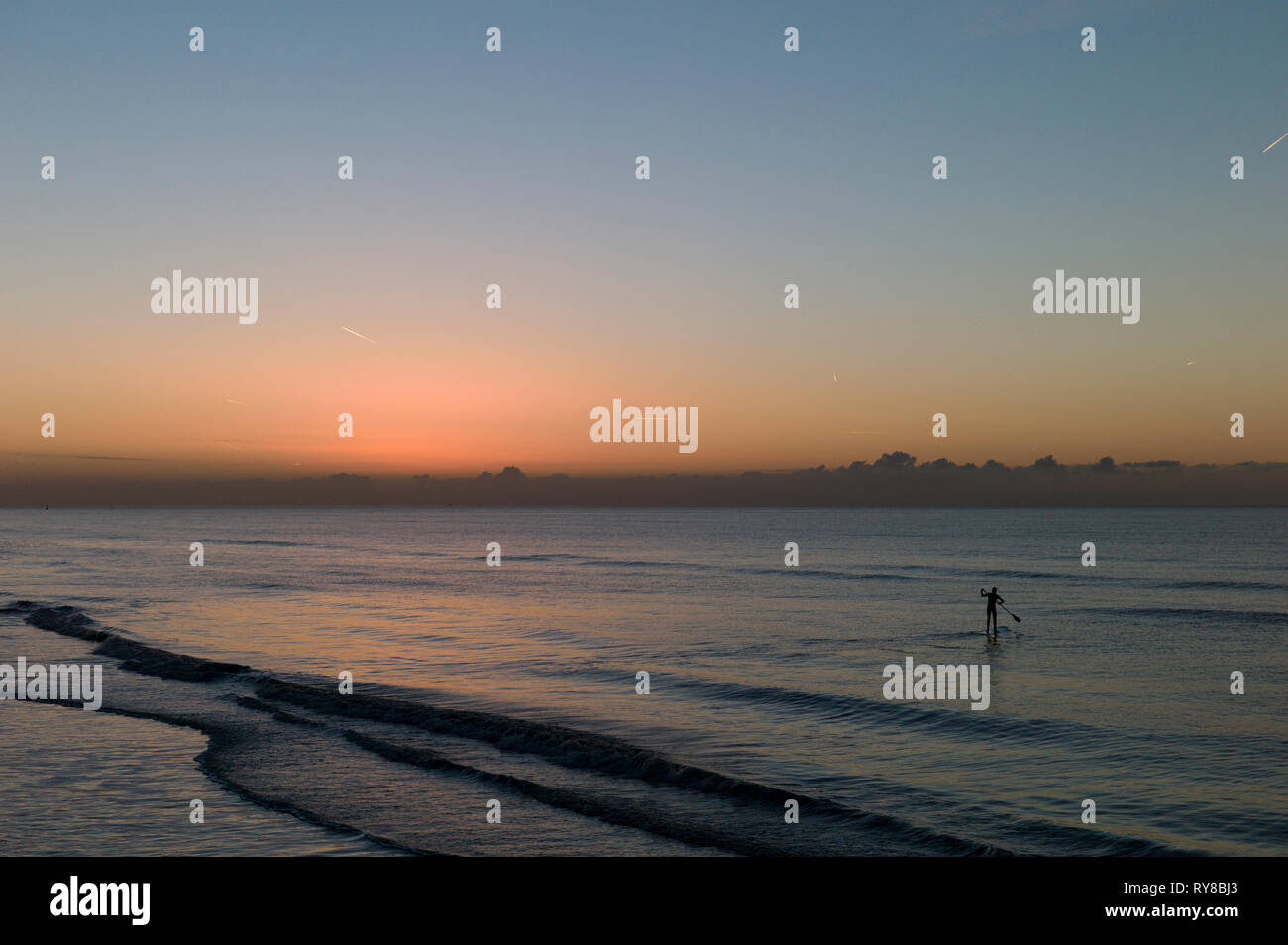 Paddleboarder solitaire à l'aube, Brighton, UK Banque D'Images
