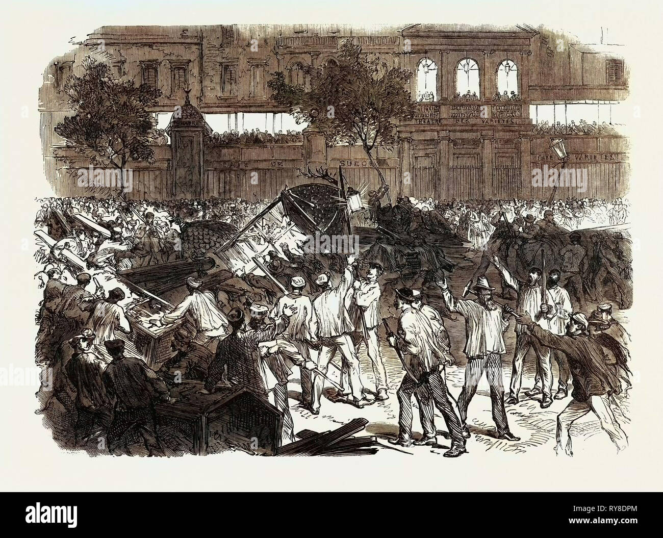 Les perturbations à Paris : La foule essayant de construire une barricade sur le Boulevard Montmartre en face du Café des variétés 1869 France Banque D'Images
