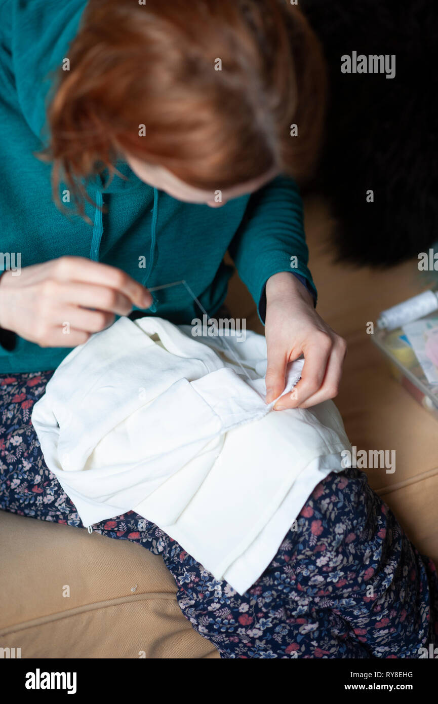 Une femme un vêtement couture de vêtements Banque D'Images