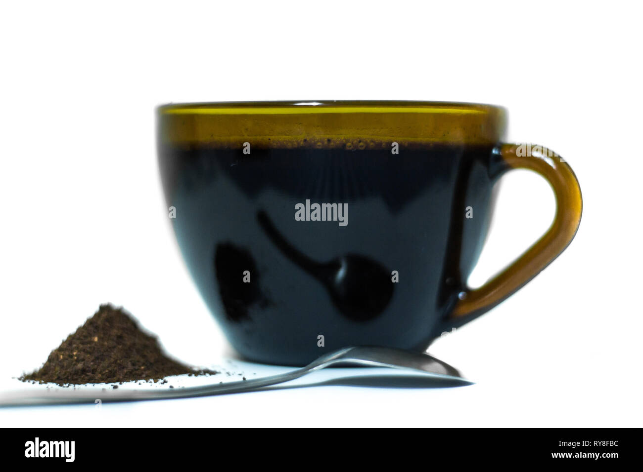 Machine à café Expresso, café en poudre et la cuillère dans un plat en verre, d'isoler sur un fond blanc. Il a l'air délicieux Banque D'Images