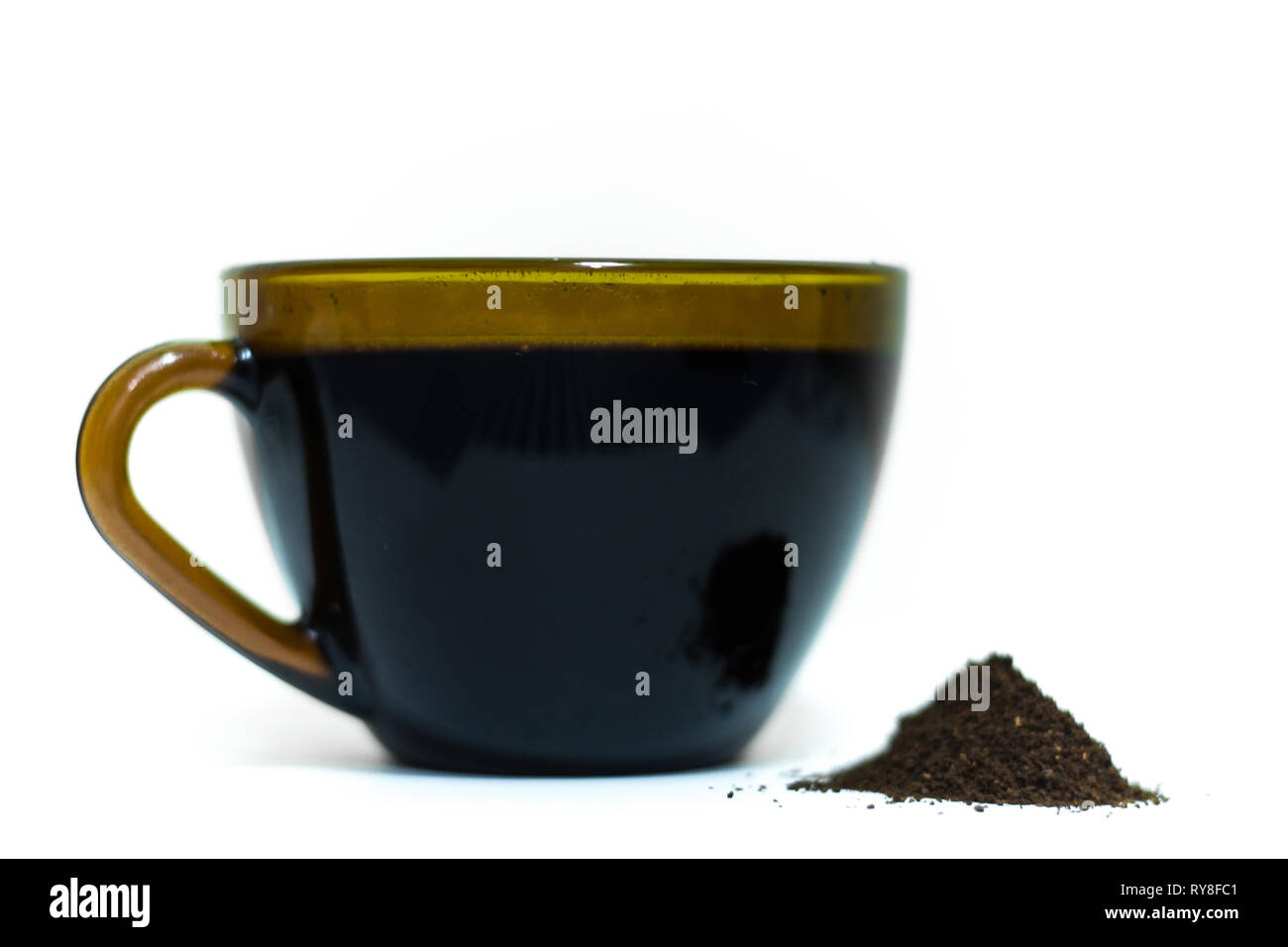 Machine à café expresso dans un plat en verre et la poudre de café sur le côté, à l'isoler sur un fond blanc. Il a l'air délicieux Banque D'Images