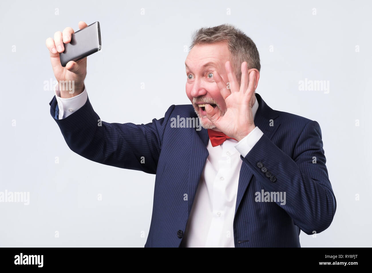 Écran de téléphone intelligent, de forme bonjour comme ayant video chat Banque D'Images