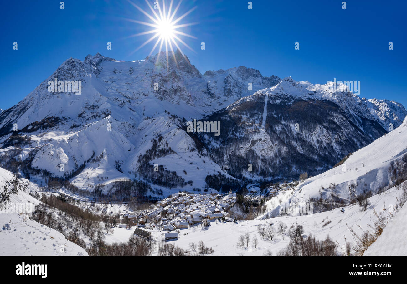 La Grave, Hautes-Alpes, Parc National des Ecrins, Alpes, France : Le village de La Grave (hiver ski) avec la Meije pic de montagne en hiver Banque D'Images