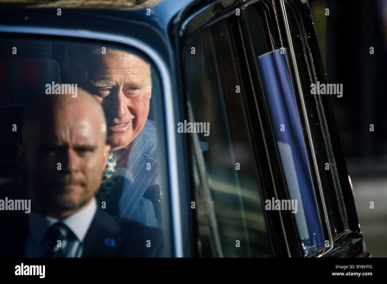 Son Altesse Royale le Prince Charles, prince de Galles, duc de Cornouailles sourit aux sympathisants comme il quitte l'abbaye de Westminster après un service pour le Jour du Commonwealth Banque D'Images