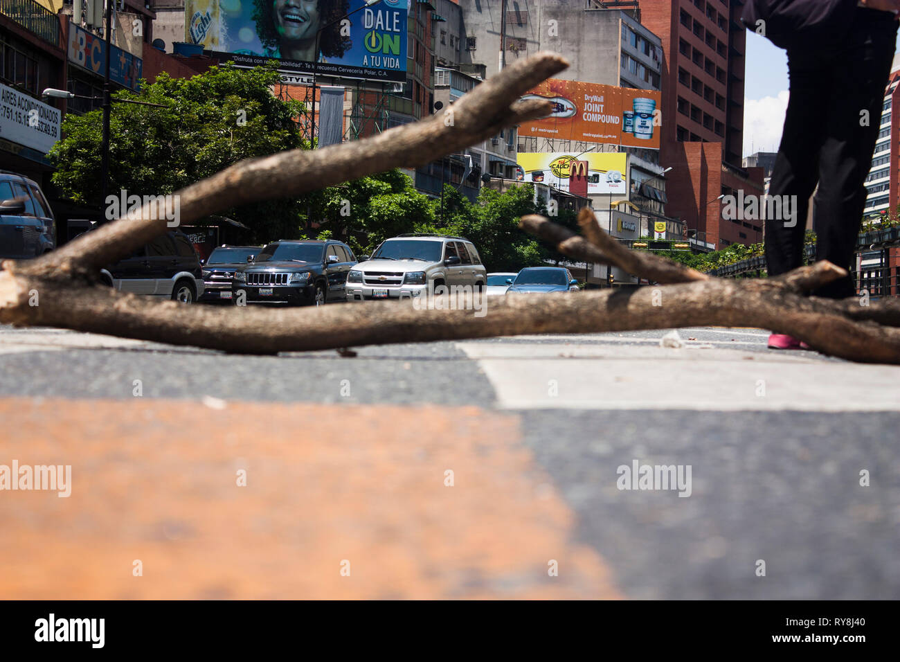 Caracas, Venezuela, le 10 mars 2019. Après 4 jours de pannes d'électricité dans les rues de Caracas le blocage de protestation. Banque D'Images