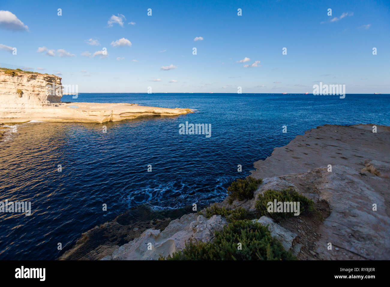 La piscine plage et lagon de l'île de Malte. Beau paysage dans le sud de l'Europe. Banque D'Images