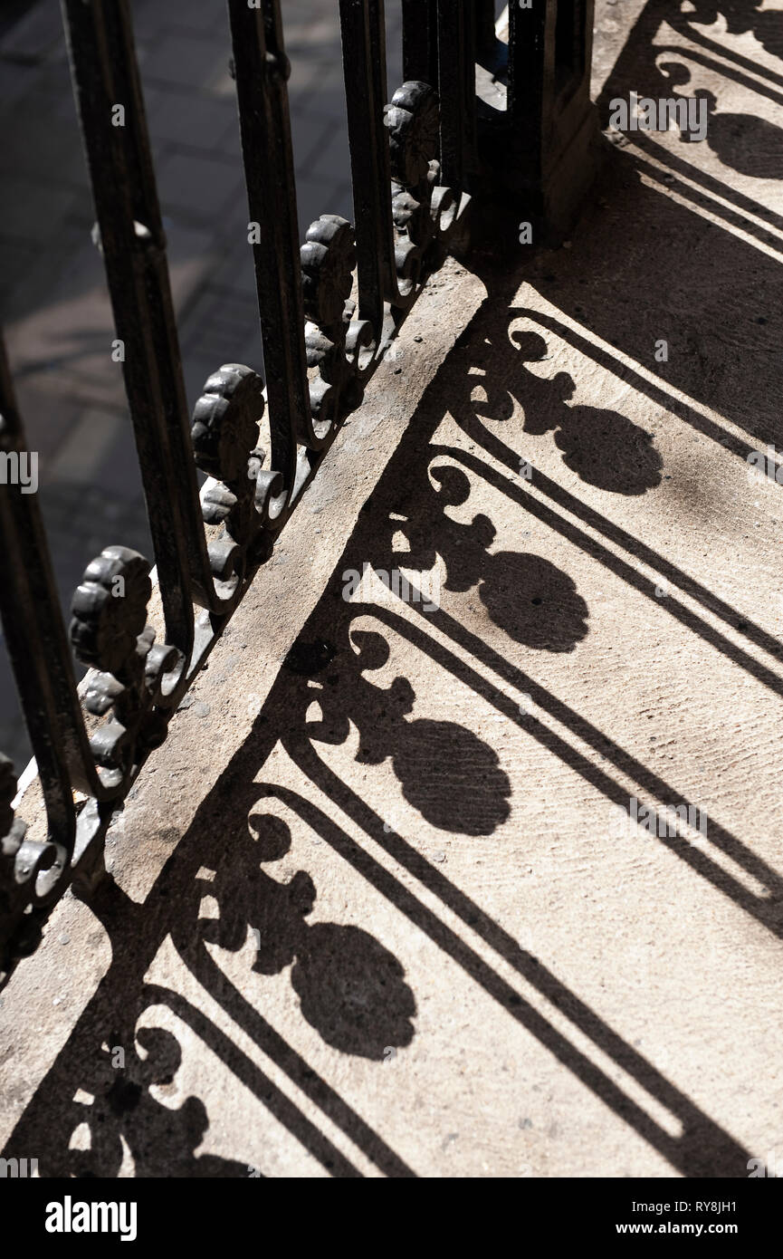 Garde-corps "casting shadows au TEFL Lab à Londres, Angleterre Banque D'Images
