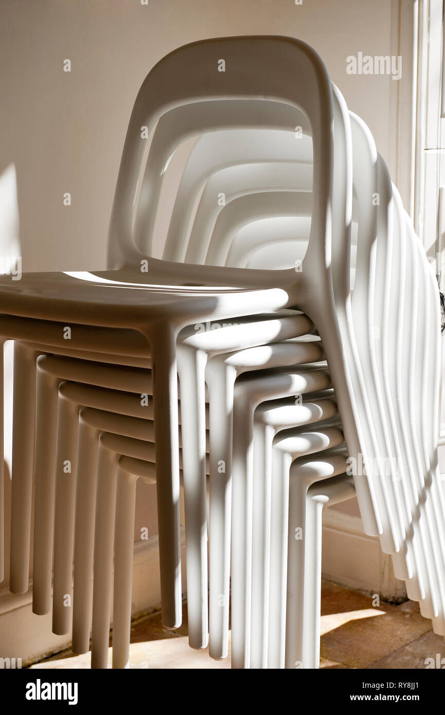 'Pile de chaises blanches au TEFL Lab à Londres, Angleterre Banque D'Images