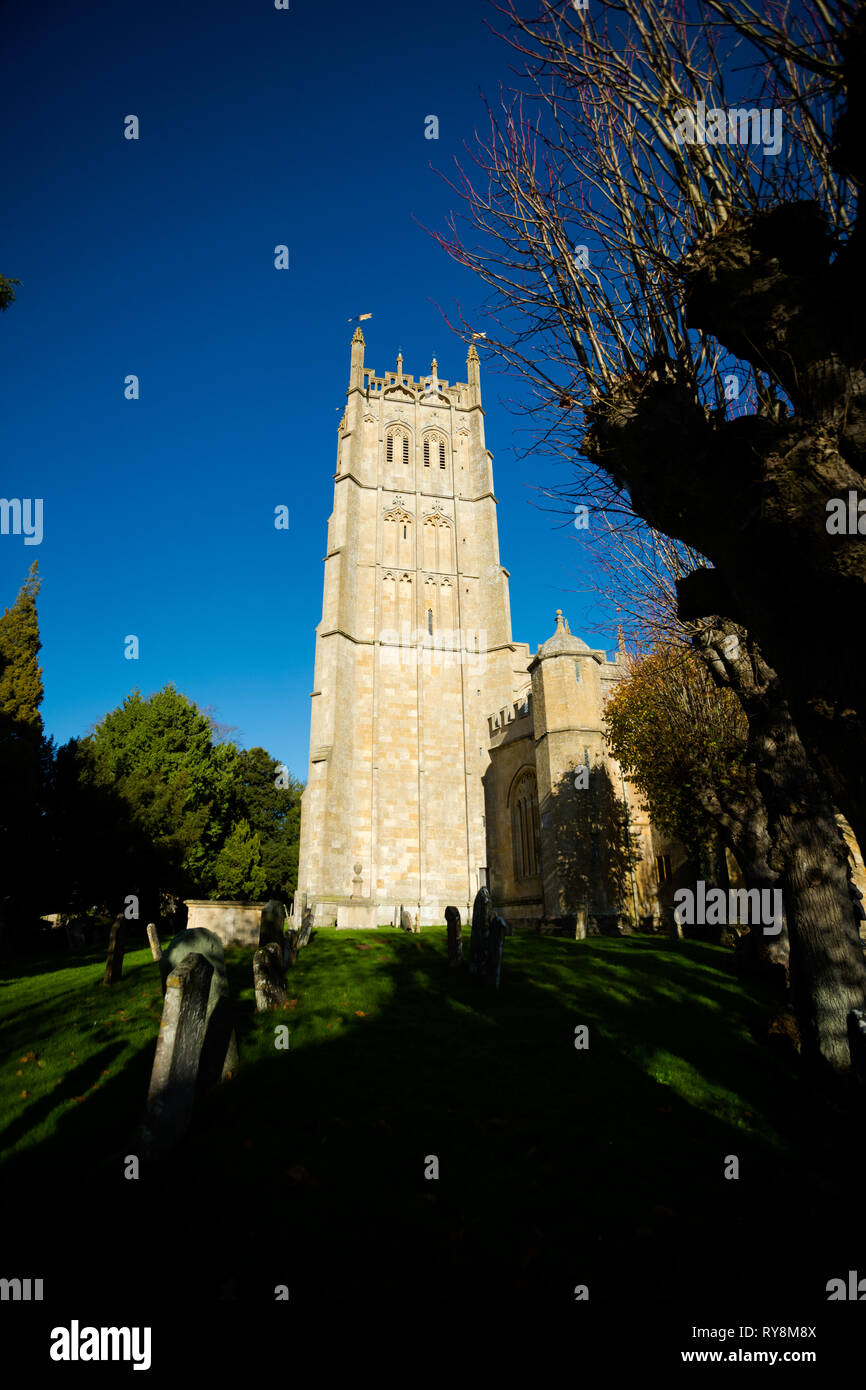 Vieux Paris Eglise de Saint James à Chipping Camden dans l'ouest de l'Angleterre. Les points de repère et de beaux paysages européens. Banque D'Images