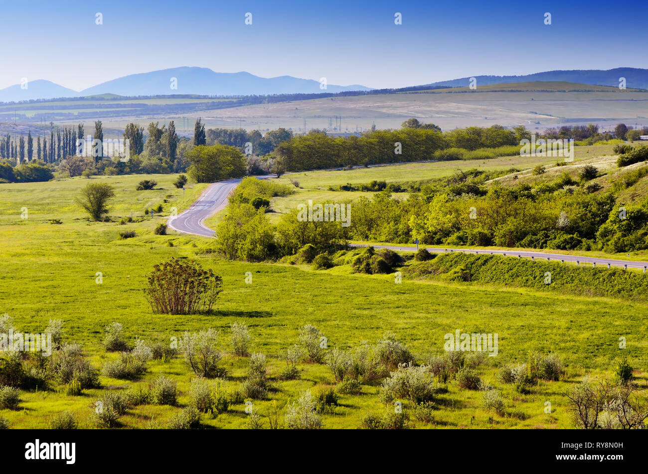Matin paysage avec une route dans la vallée du soleil au début du printemps. La Crimée, Ukraine Banque D'Images