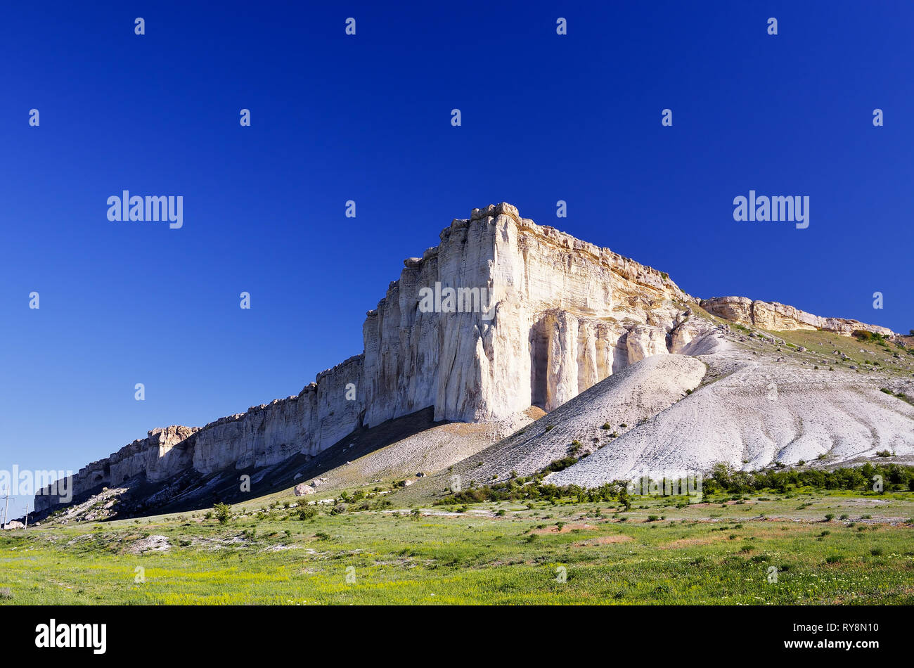 Paysage d'été avec une pierre blanche dans la vallée du soleil le matin. La Crimée, Ukraine Banque D'Images