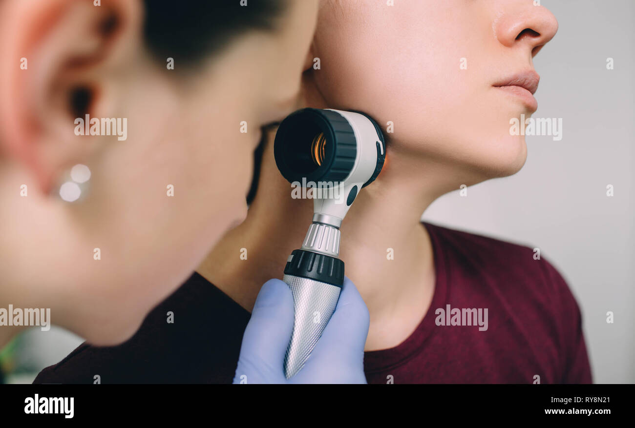 Examen dermatologique peau du patient à l'aide d'dermatoscope Banque D'Images