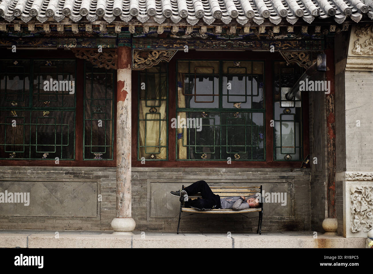 Petit moine dormir dans un temple bouddhiste, Wutai Shan, Shanxi, Chine Banque D'Images