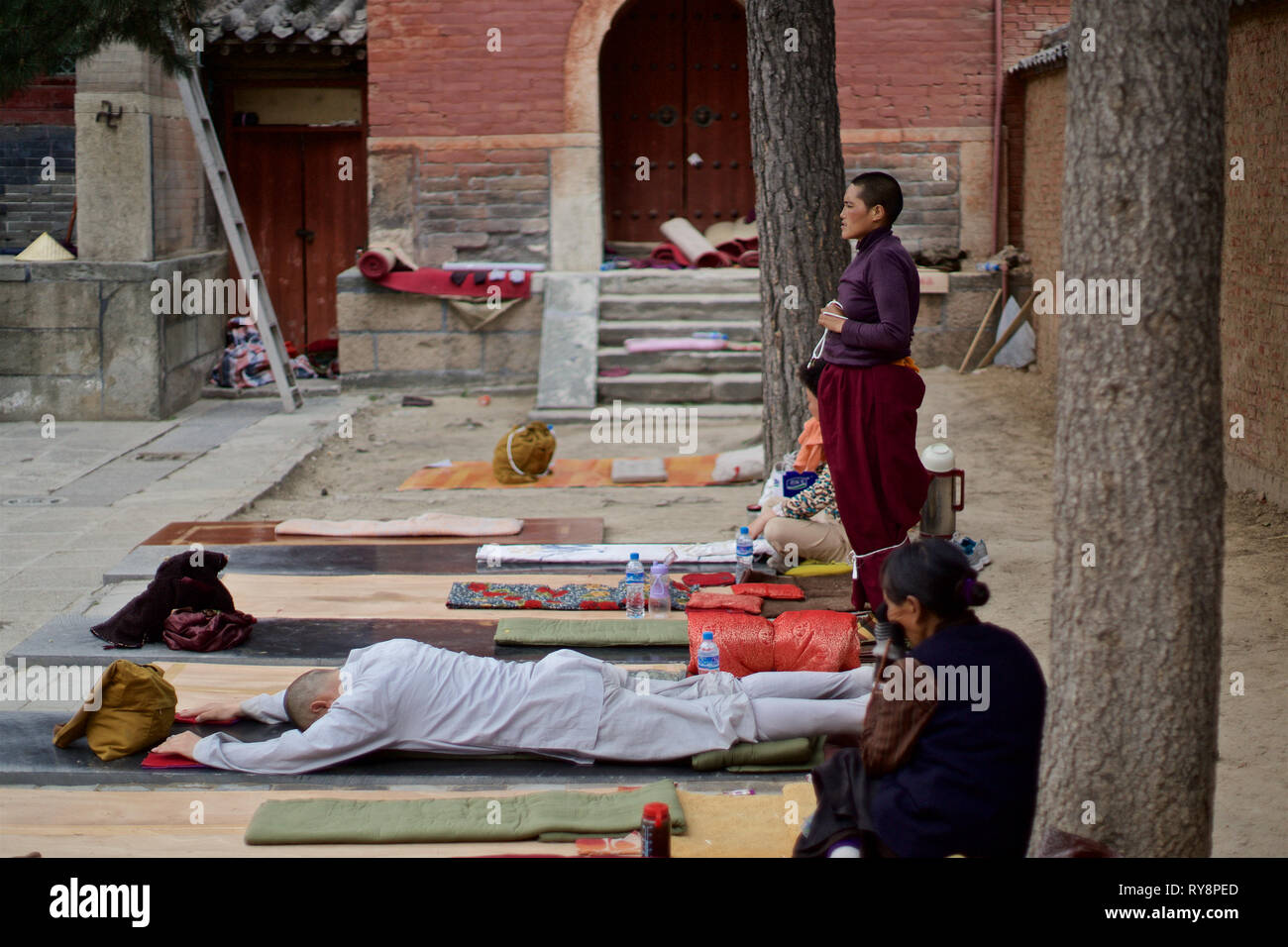 Moines chinois prier dans un temple bouddhiste, Wutai Shan, Shanxi, Chine Banque D'Images