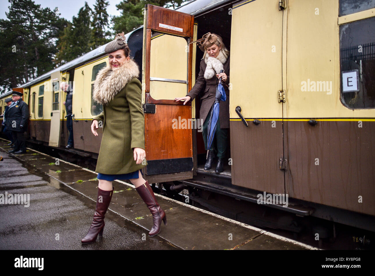 Pour les courses à la Cheltenham quitter leur transport à leur arrivée à l'hippodrome de Cheltenham GLOUCESTERSHIRE sur le chemin de fer à vapeur de Warwickshire Toddington, où un patrimoine spécial service de train express à vapeur prend des amateurs de course de Cheltenham. Banque D'Images