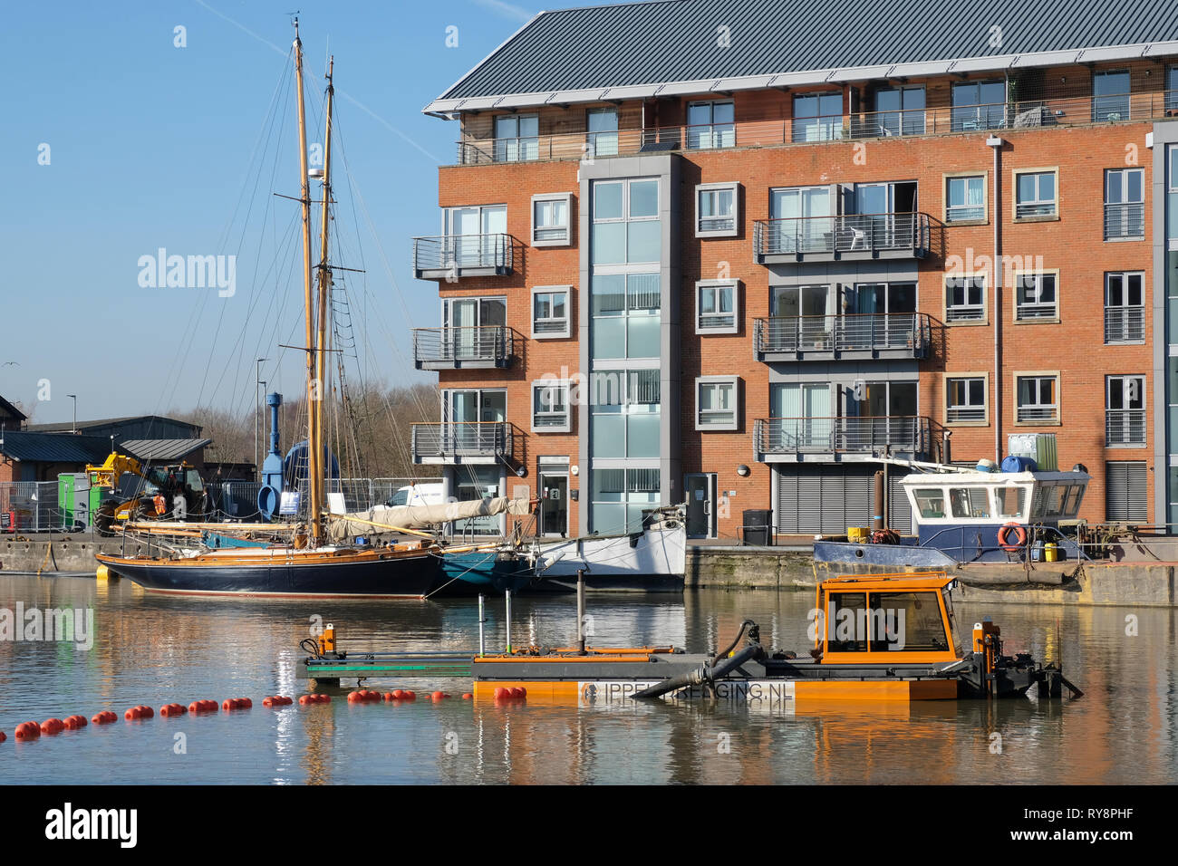 Les réparations de verrouillage et de dragage au bassin principal de Gloucester Docks dans le sud de l'Angleterre Banque D'Images