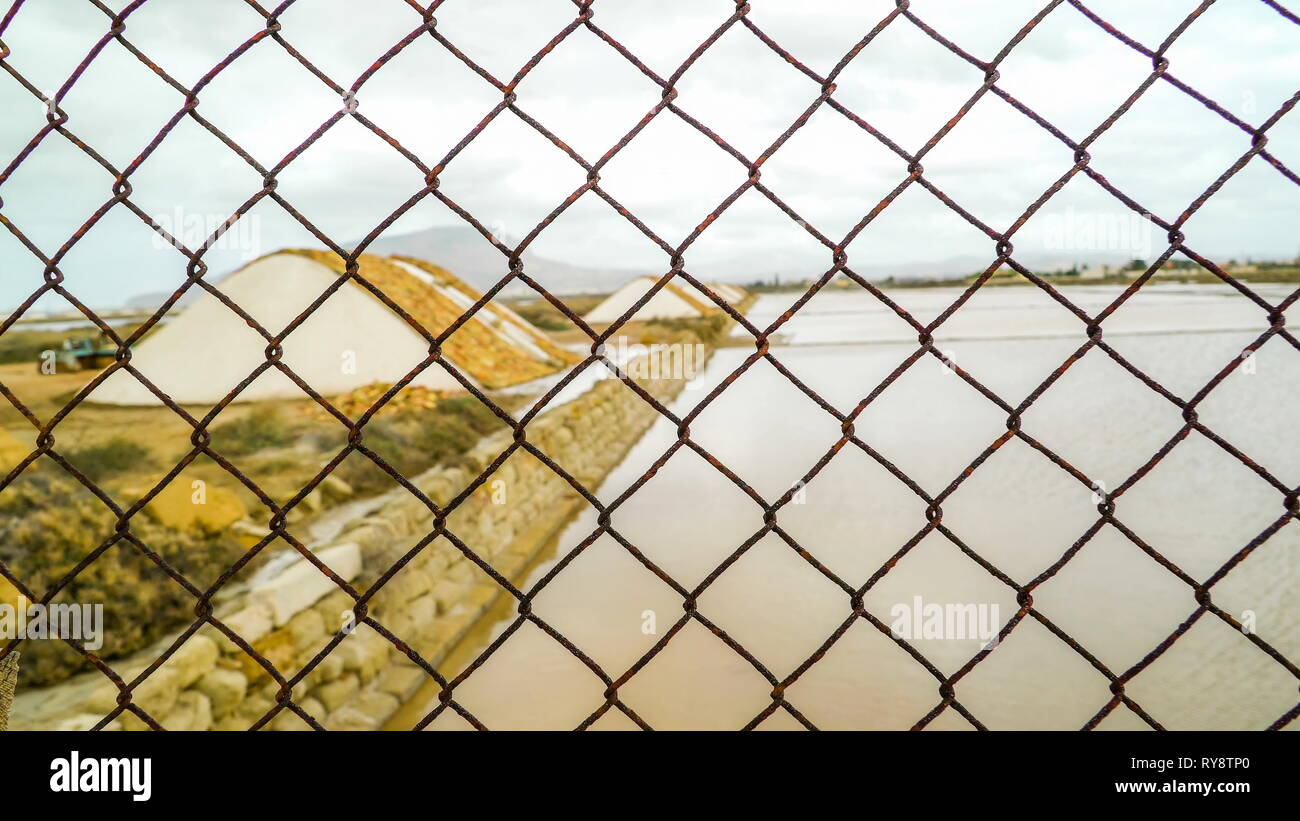 La barrière sur le côté de la zone de Beth Hart à Trapani en Sicile et le point de vue de la tas de sel sur le terrain en Italie Banque D'Images