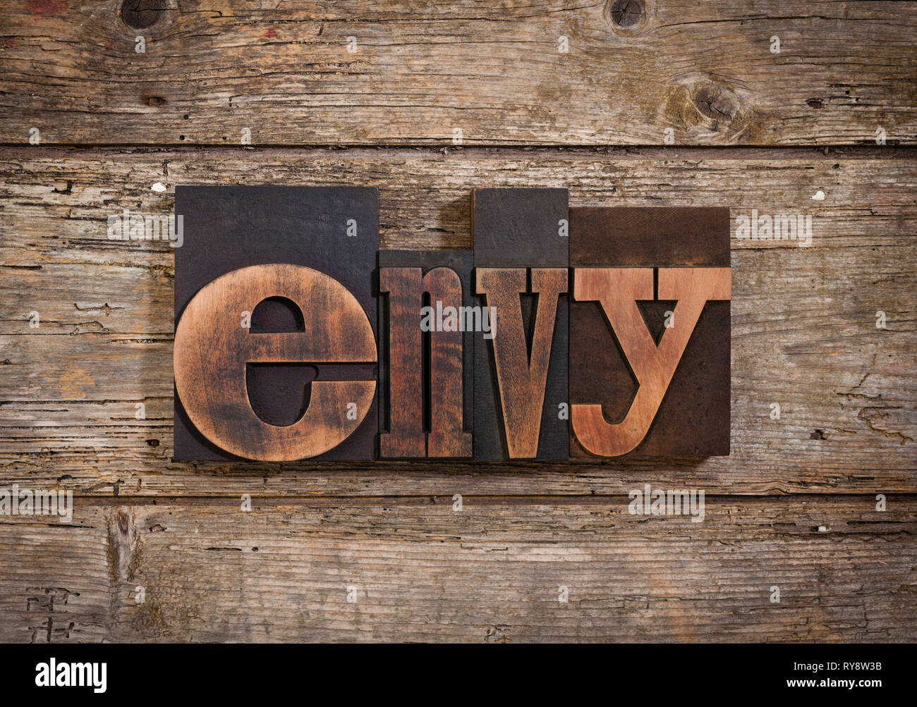 L'envie, seul mot défini avec la typographie vintage blocks sur fond de bois rustique Banque D'Images