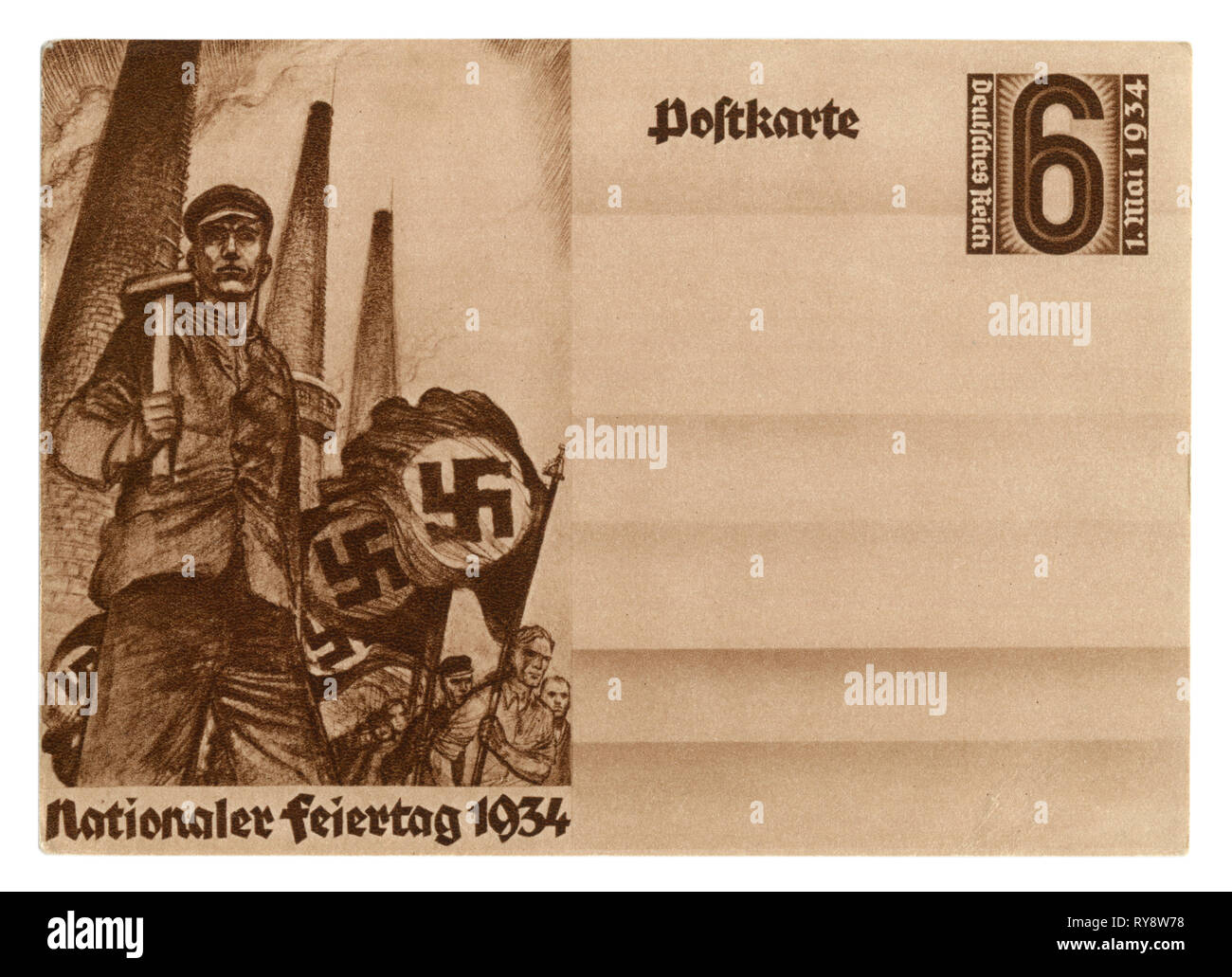 Carte postale historique allemand : fête du travail national, 1934, le travailleur est à la tête de la grève sur l'arrière-plan de tuyaux d'usine et des bannières avec croix gammée Banque D'Images