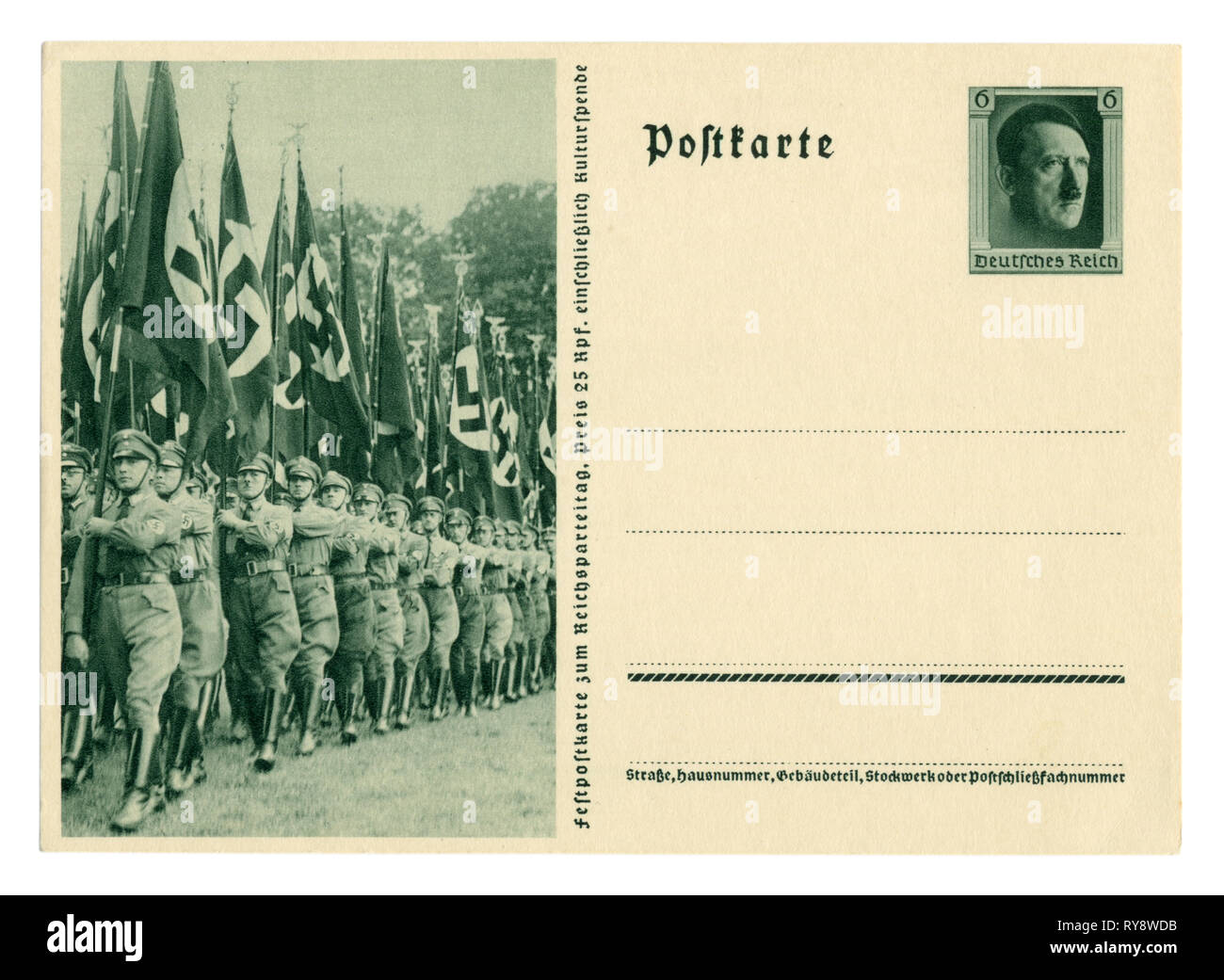 Carte postale historique allemand : le 9e congrès du NSDAP à Nuremberg en 1937, les responsables politiques sur la marche avec des drapeaux. Allemagne Banque D'Images