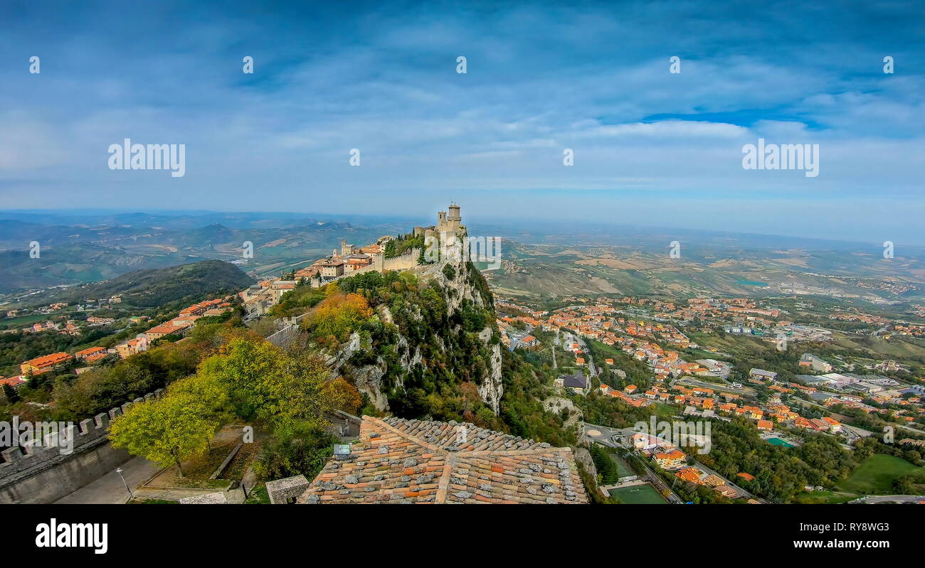 Plus près du mur en brique de la tour à San Marino Italie avec la vue sur les maisons et les arbres sur le village ci-dessous Banque D'Images