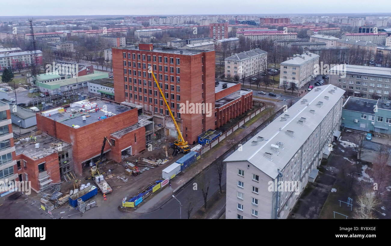 Vue aérienne des bâtiments au bord de la route dans la région de Narva Estonie avec un chantier de construction sur le toit de l'immeuble Banque D'Images