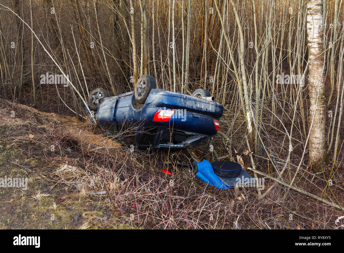 Accident de voiture sur la route glissante au début de mars, la voiture était équipée de pneus inappropriée Banque D'Images