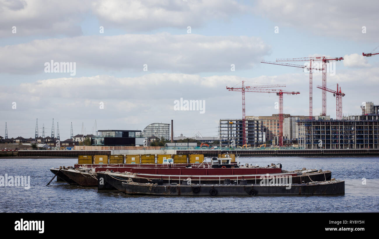 Barges conteneurs vu de Woolwich Arsenal Banque D'Images