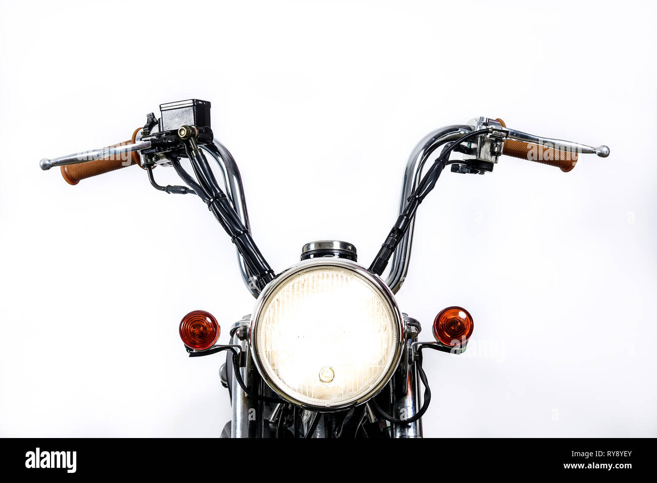 Close up de phare sur une moto vintage. Chopper personnalisé / scrambler motocross. Moto rétro sur fond blanc. Copie vierge de l'espace pour le texte. Banque D'Images