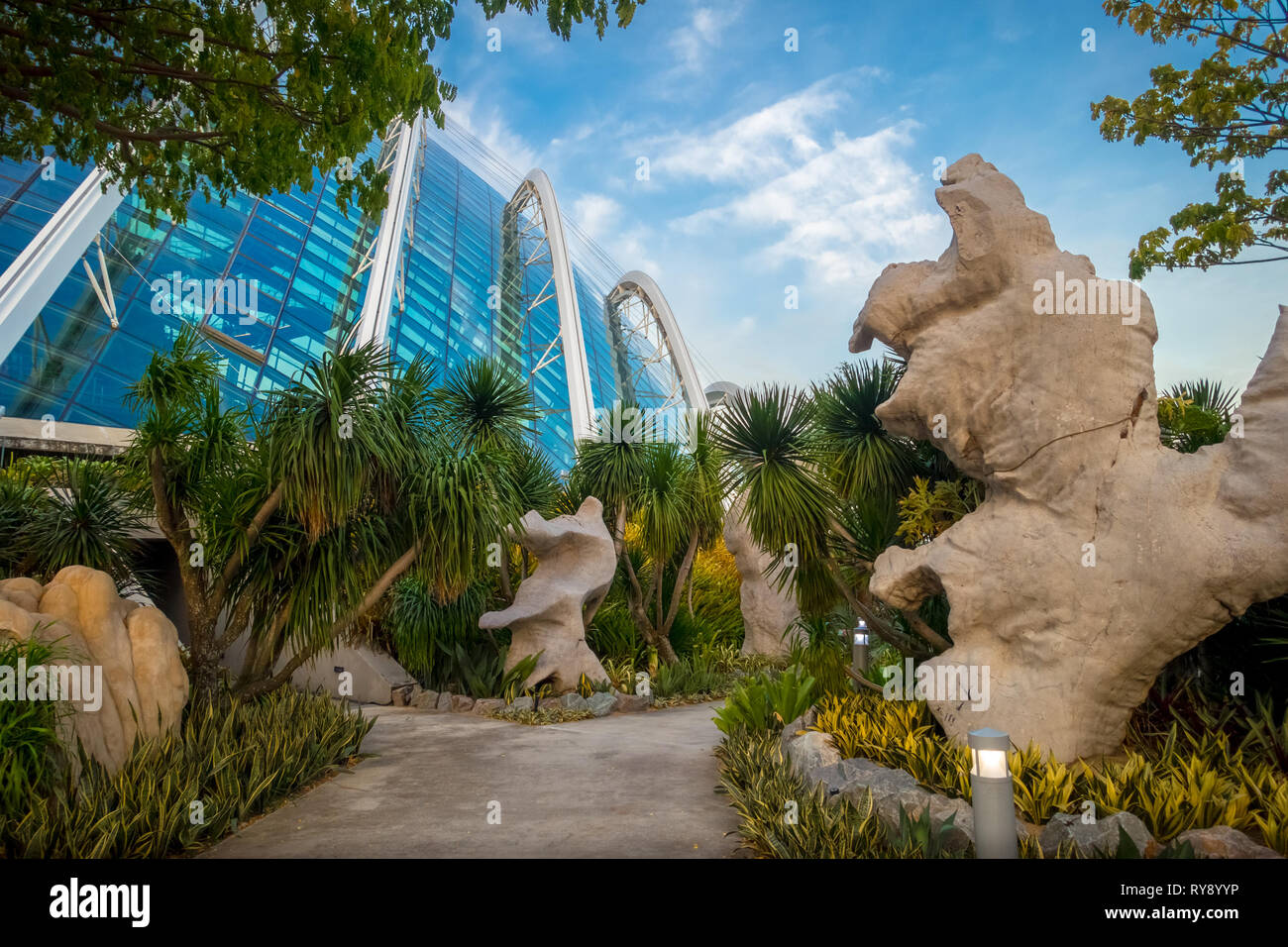 Dôme de fleurs et Rock Garden Path - Jardins à jour par la baie - Singapour Banque D'Images